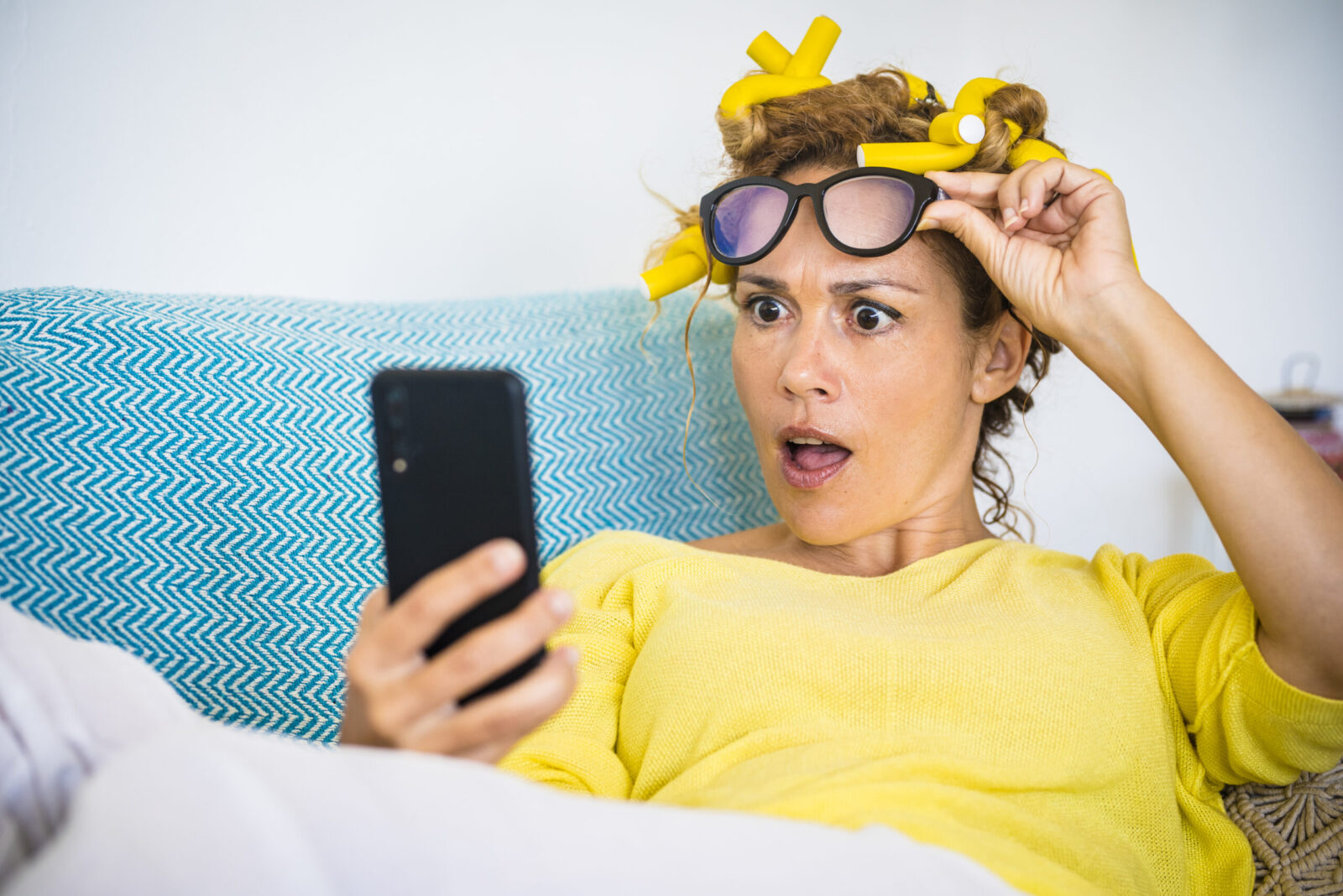 Mulher surpresa olhando o celular